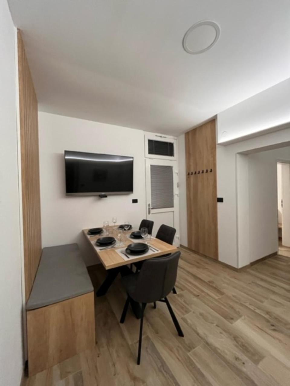 Apartma Nika * Pobegi