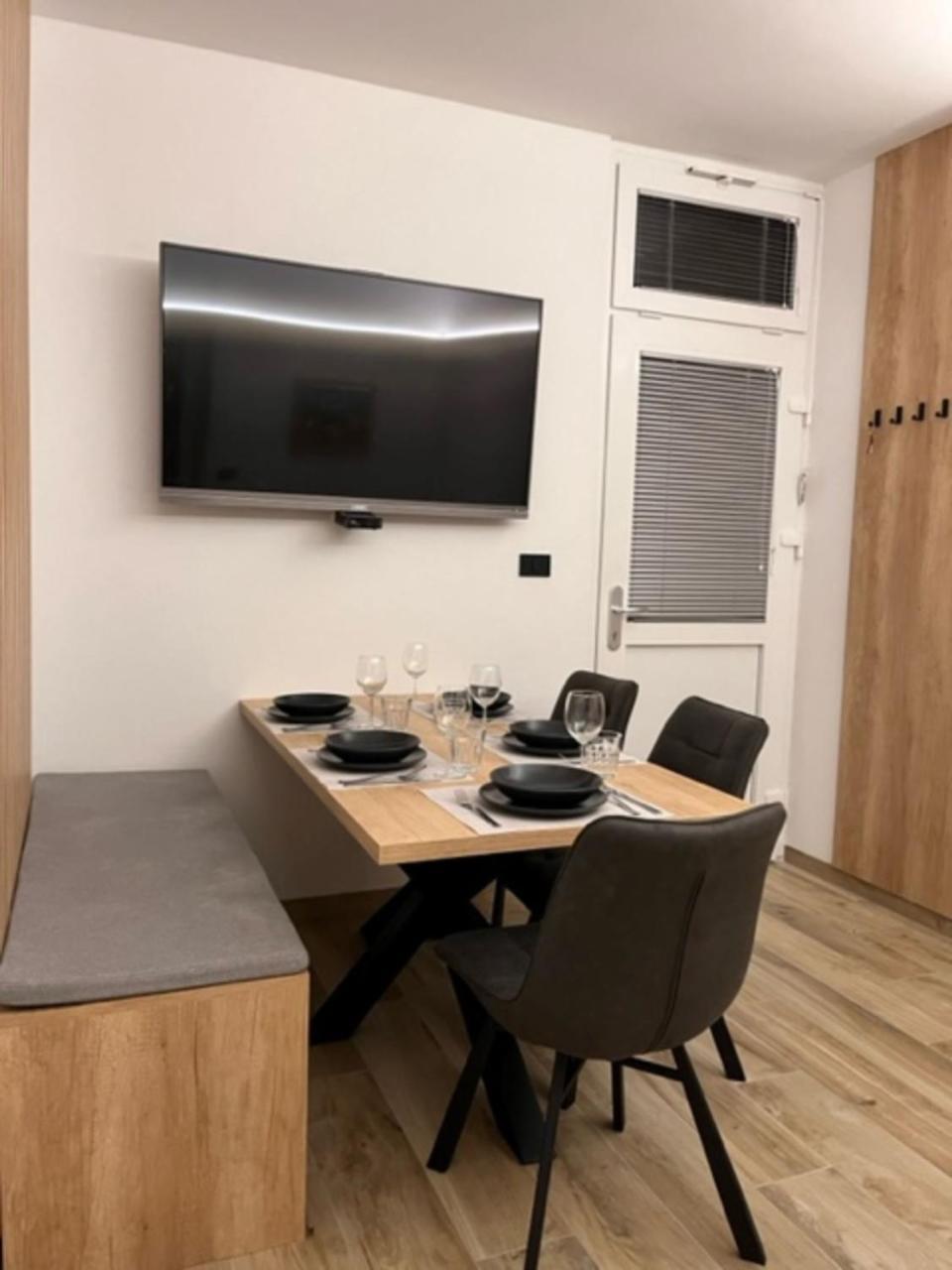 Apartma Nika * Pobegi