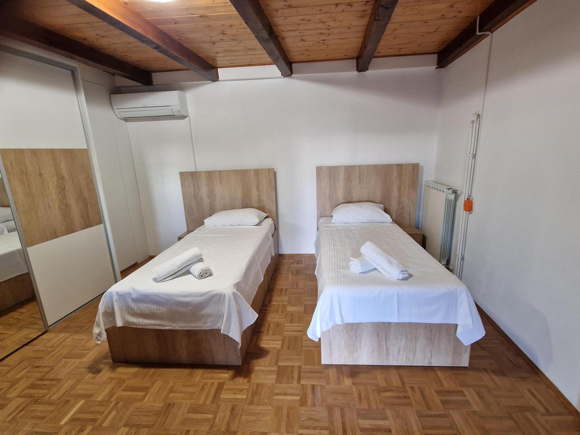 Apartma Nika * Pobegi